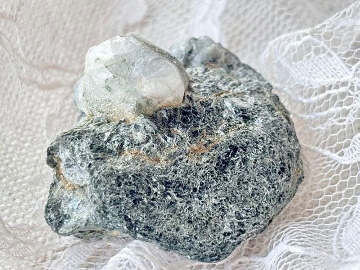 ロシア産 フェナカイト on クリソベリル（Phenakite on Chrysoberyl)