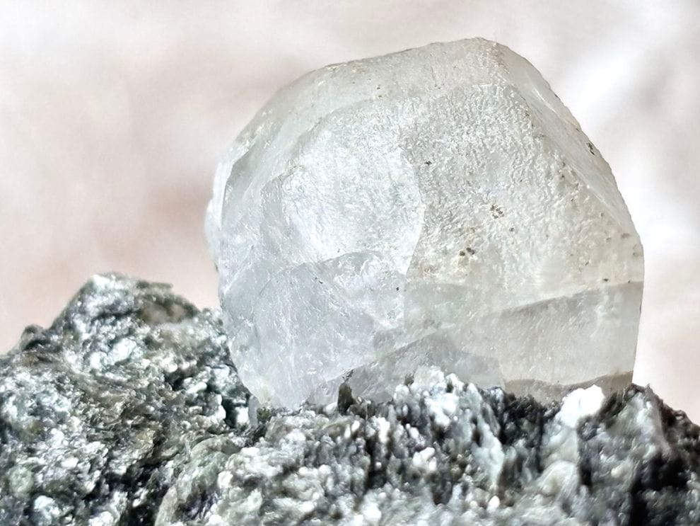 ロシア産 フェナカイト on クリソベリル（Phenakite on Chrysoberyl)