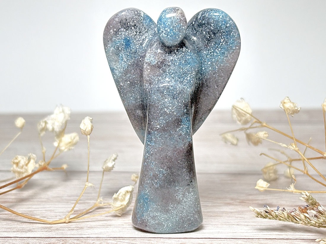 ブラジル産トロレアイト エンジェル彫刻 / Troleite