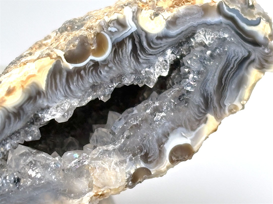 ブラジル産 アゲートwithドゥルージークォーツ ジオード / Agate with Durzy Quartz