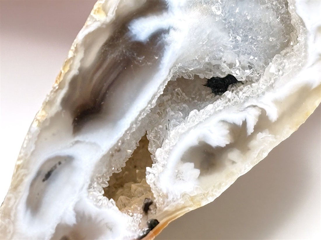 ブラジル産 アゲートwithドゥルージークォーツ ジオード / Agate with Durzy Quartz