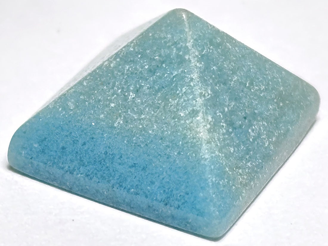 ブラジル産 トロレアイト  ピラミッド型彫刻 / Trolleite