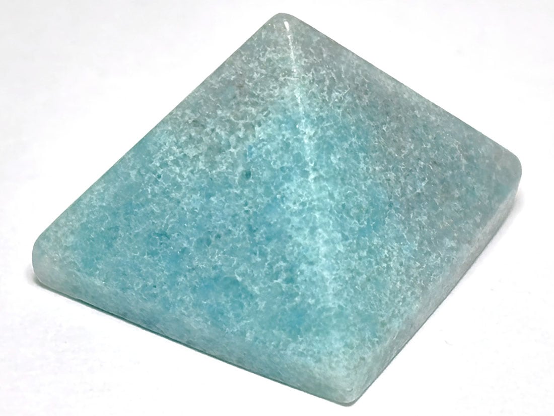 ブラジル産 トロレアイト  ピラミッド型彫刻 / Trolleite