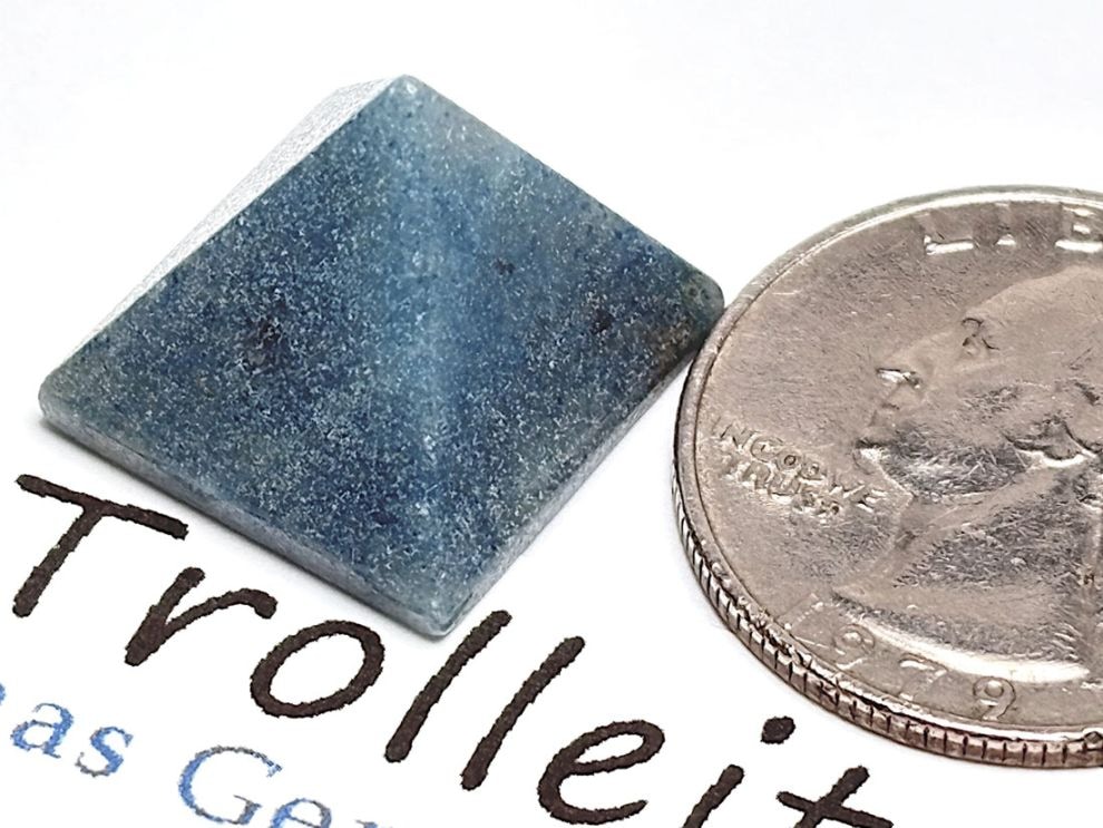 ブラジル産 トロレアイト  ピラミッド型彫刻 / Trolleite