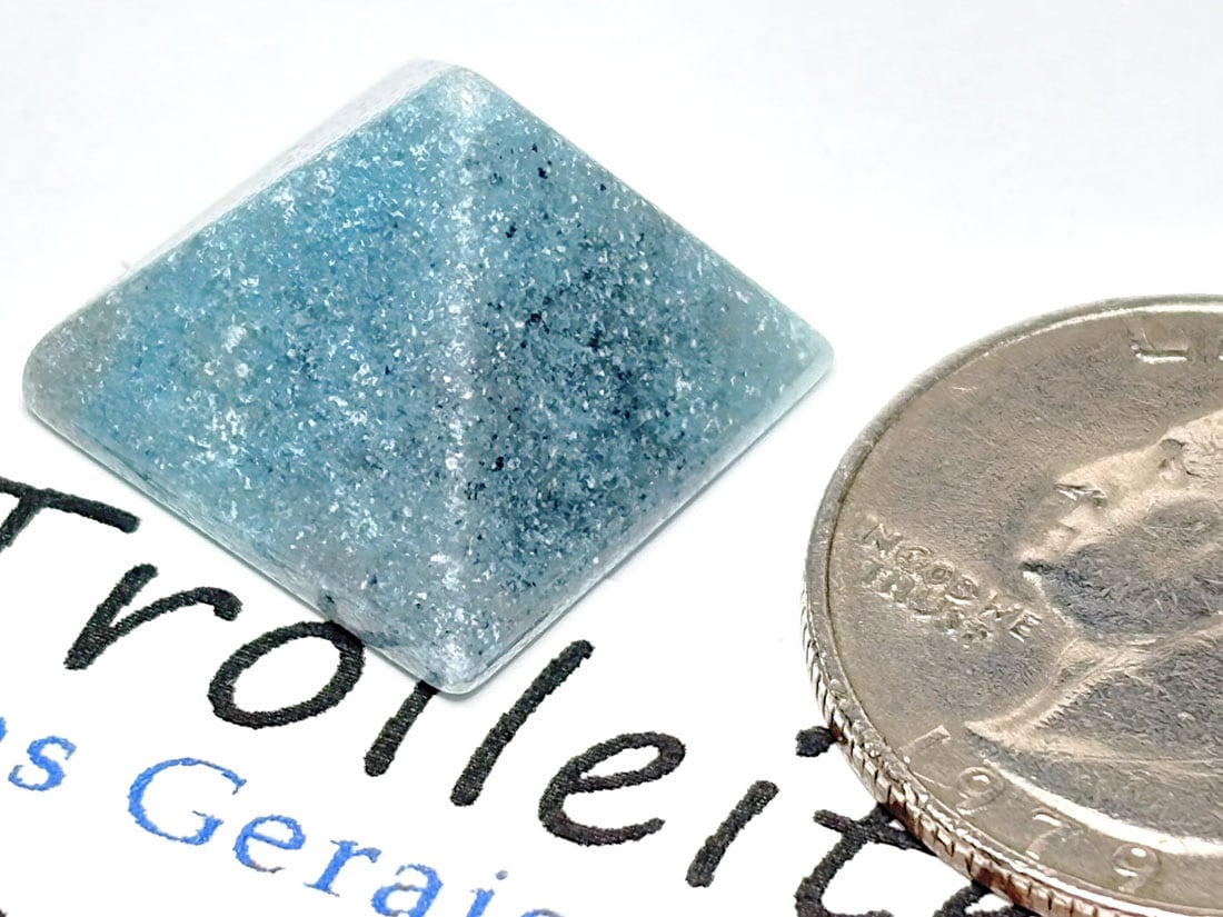 ブラジル産 トロレアイト  ピラミッド型彫刻 / Trolleite