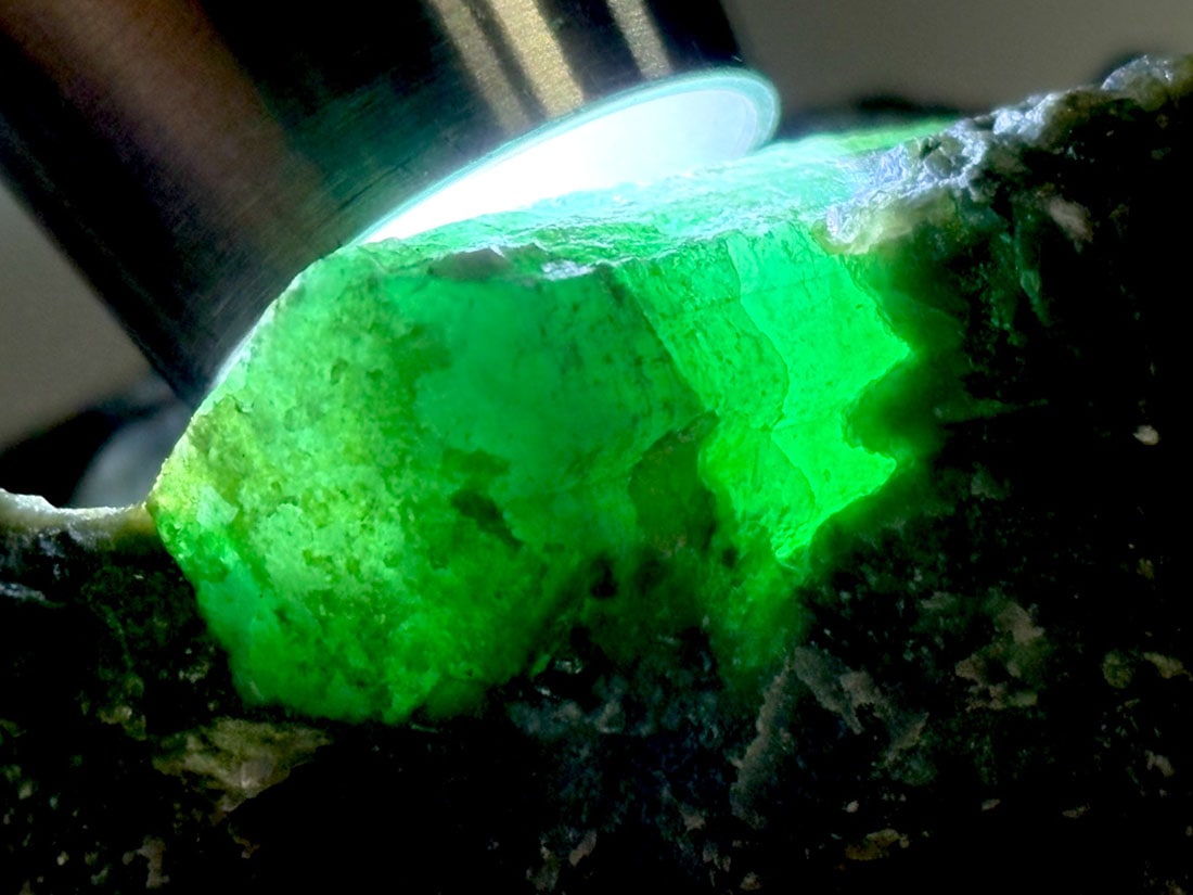 ブラジル産 エメラルド　母岩付き( 緑柱石 )/ Emerald