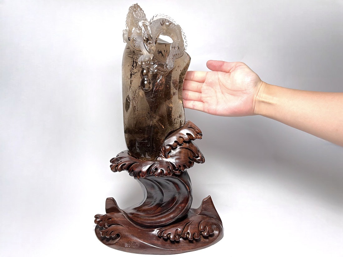 ルチルクォーツ 龍彫刻 (金紅石入り水晶)/Rutilated Quartz (木製台座付き)