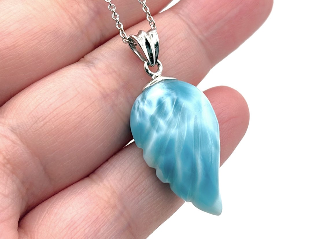 ドミニカ共和国産 ラリマー ウィング型ペンダントトップ (ソーダ珪灰石