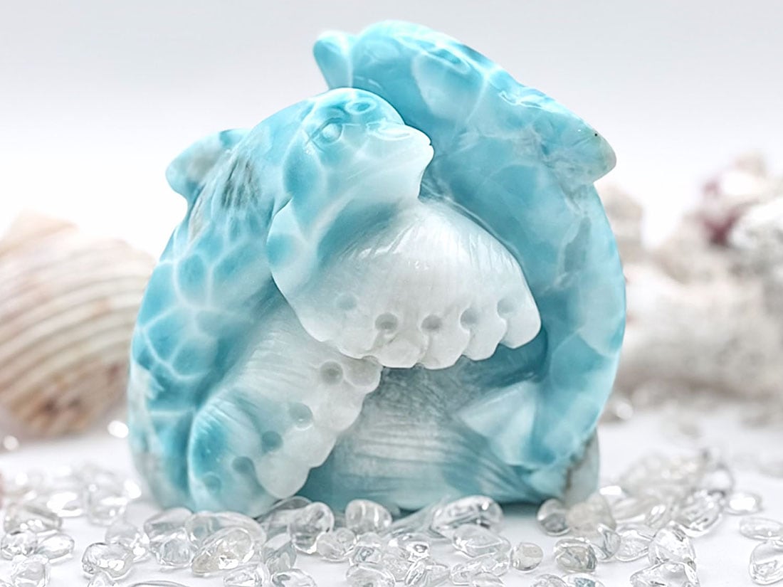 ドミニカ共和国産 ラリマー ドルフィン彫刻 (ソーダ珪灰石)/Larimar