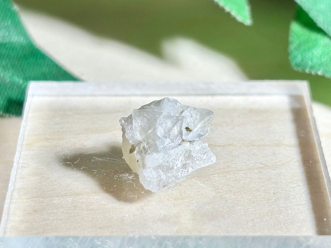 (蛍光) 内モンゴル産 フローライト with カルサイト / fluorite with calcite ( 蛍石 方解石 )【ミニチュア鉱物】