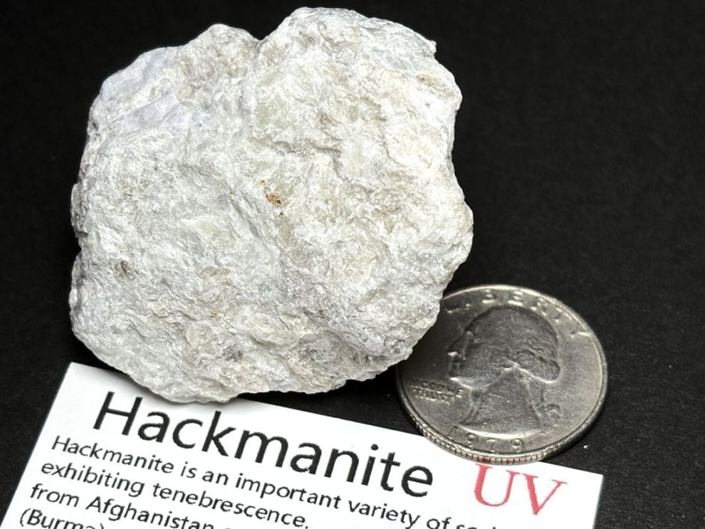 (蛍光) アフガニスタン産 ハックマナイト ラフ / Hackmanite