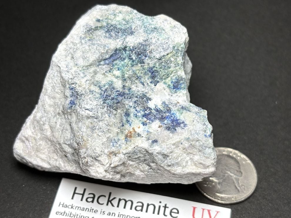 (蛍光) アフガニスタン産 ハックマナイト ラフ / Hackmanite