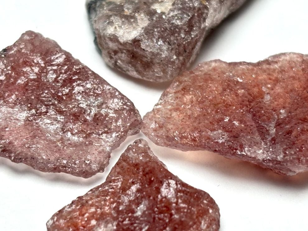 インクルージョン水晶原石（内包物あり）