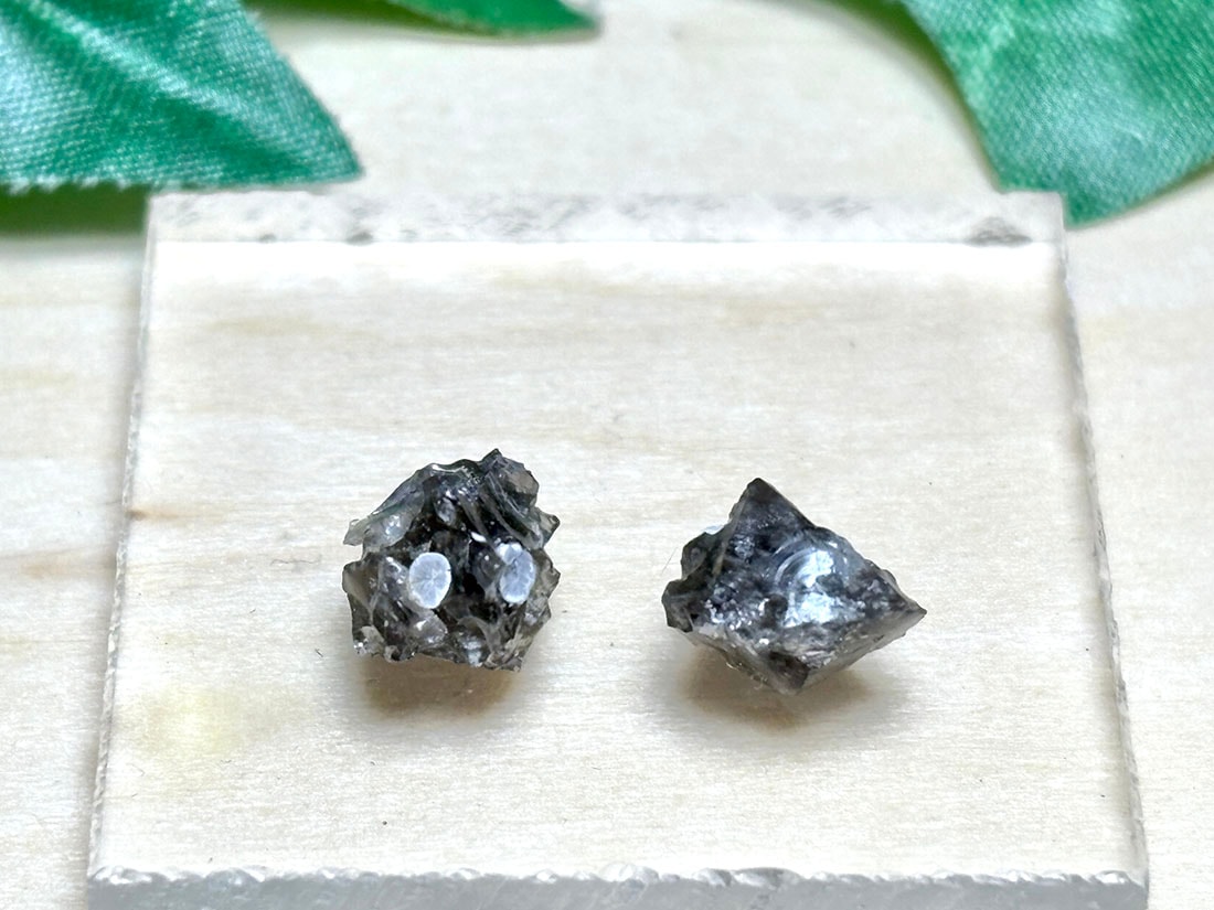 長野県八ヶ岳 麦草峠産 クリストバル石入り黒曜石 / Cristobalite in Obsidian 【ミニチュア鉱物】