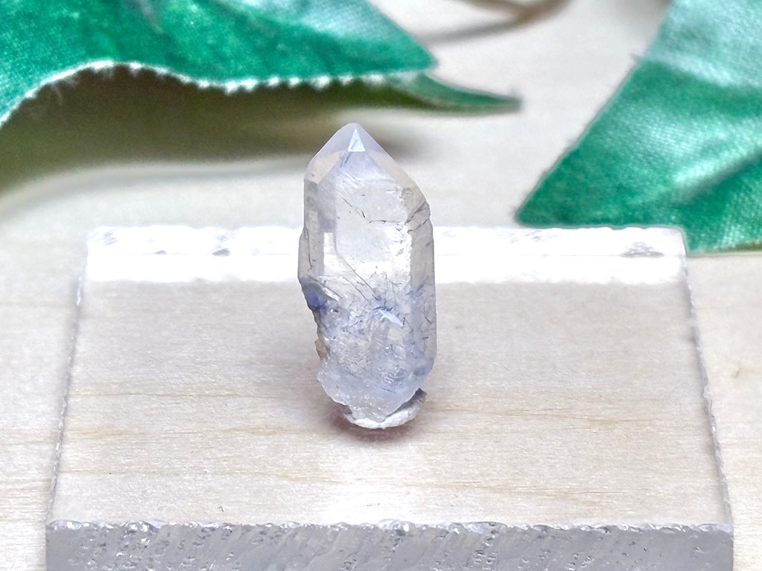 ブラジル産 デュモルチェライト in クォーツ / dumortierite in quartz【ミニチュア鉱物】
