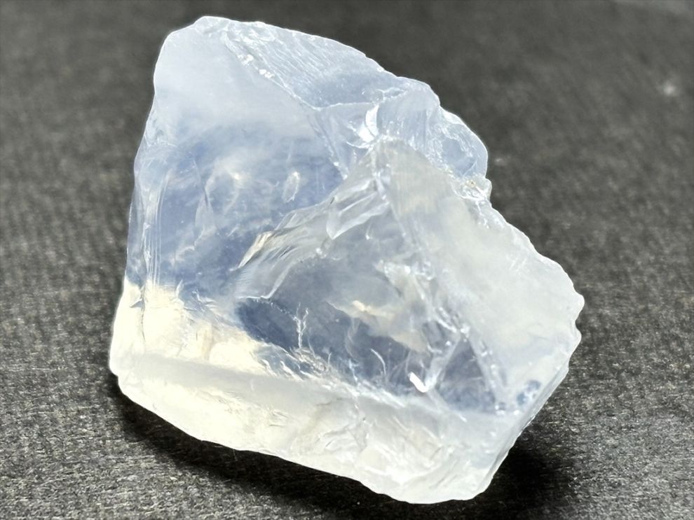 ブラジル産  ナチュラルブルームーンクォーツラフ  / Natural Brazilian Blue Moon Quartz