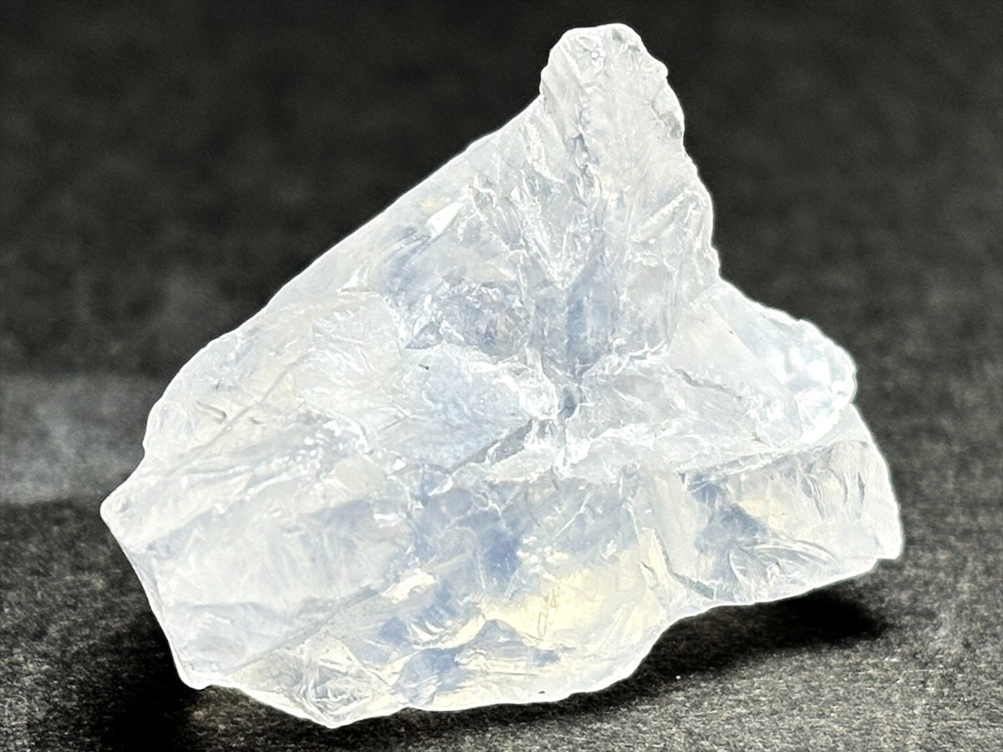 ブラジル産  ナチュラルブルームーンクォーツラフ  / Natural Brazilian Blue Moon Quartz