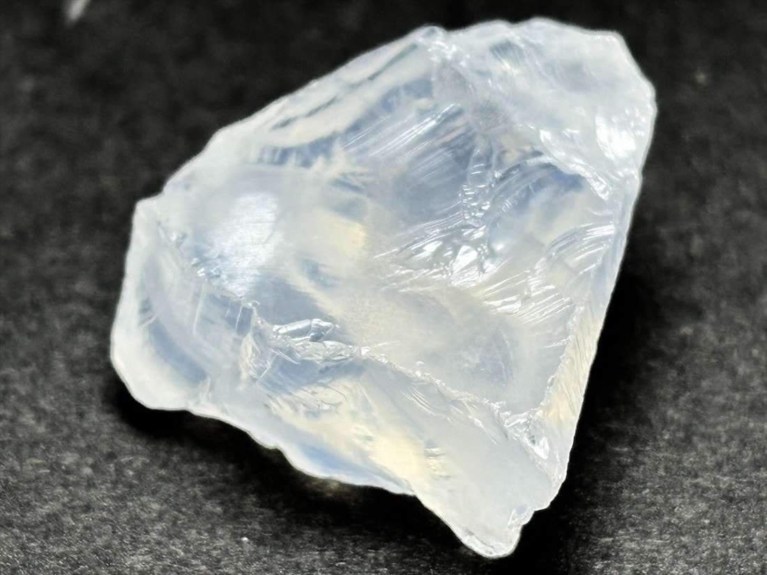 ブラジル産  ナチュラルブルームーンクォーツラフ  / Natural Brazilian Blue Moon Quartz