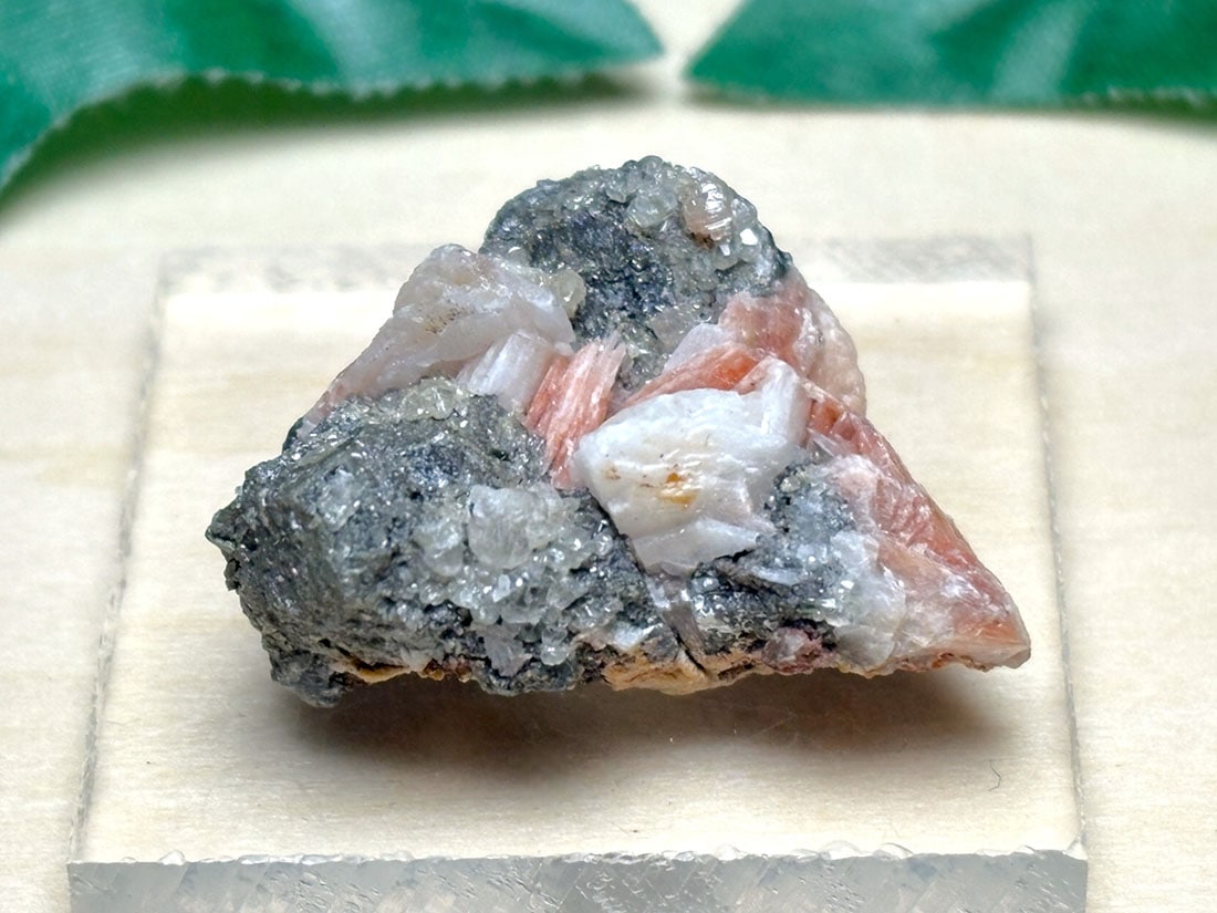 (蛍光) モロッコ産 セルサイト / cerussite ( 白鉛鉱 )【ミニチュア鉱物】