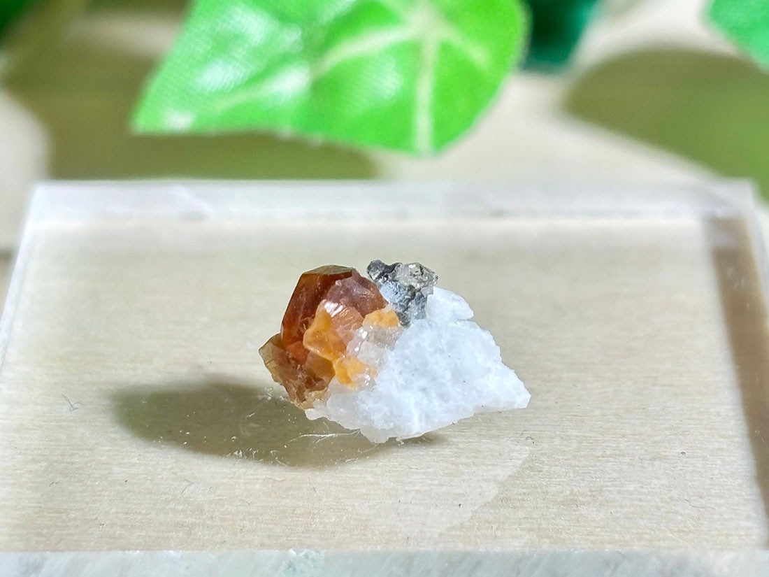 福建省産 スペサルチンガーネット / spessartine garnet ( 満礬柘榴石 )【ミニチュア鉱物】