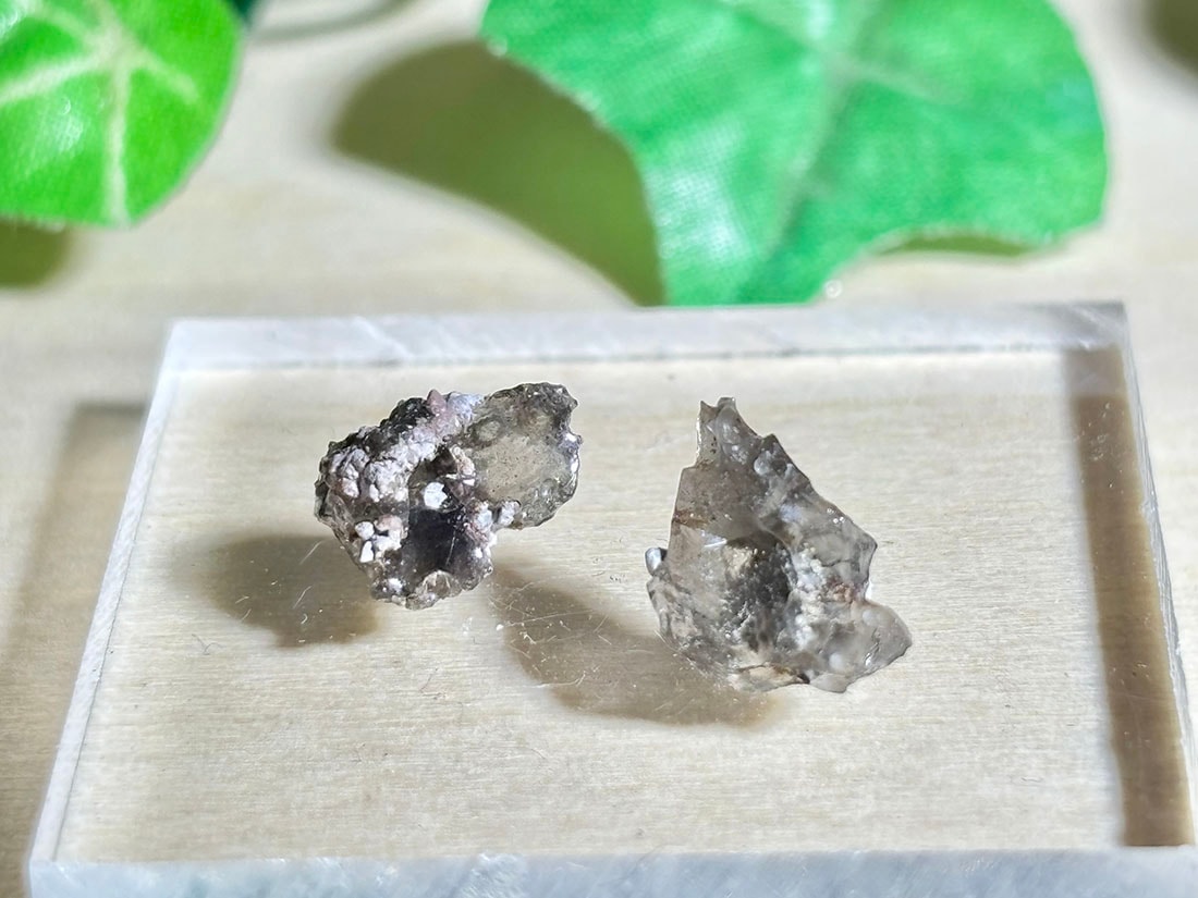 長野県八ヶ岳 麦草峠産 クリストバル石入り黒曜石 / Cristobalite in Obsidian 【ミニチュア鉱物】