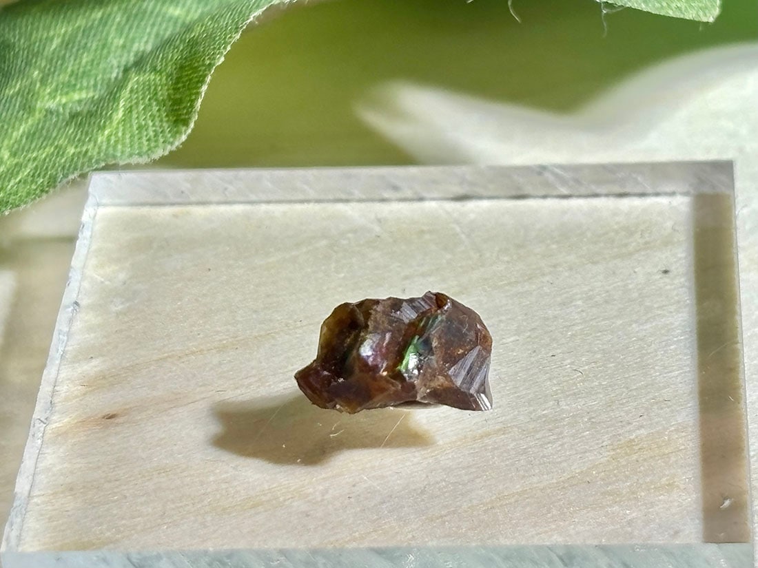 奈良県 天川産 レインボーガーネット / andradite garnet ( 灰鉄柘榴石 )【ミニチュア鉱物】