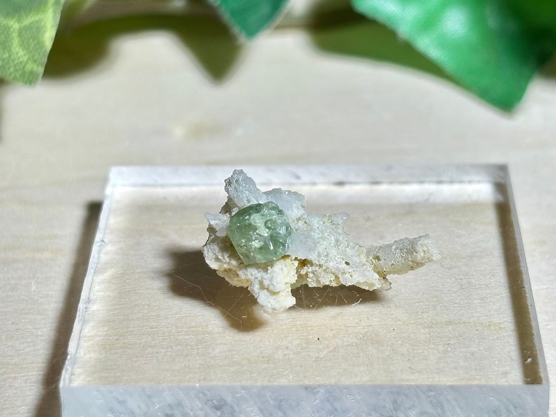 マダガスカル産 デマントイドガーネット / demantoido garnet ( 翠柘榴石 )【ミニチュア鉱物】