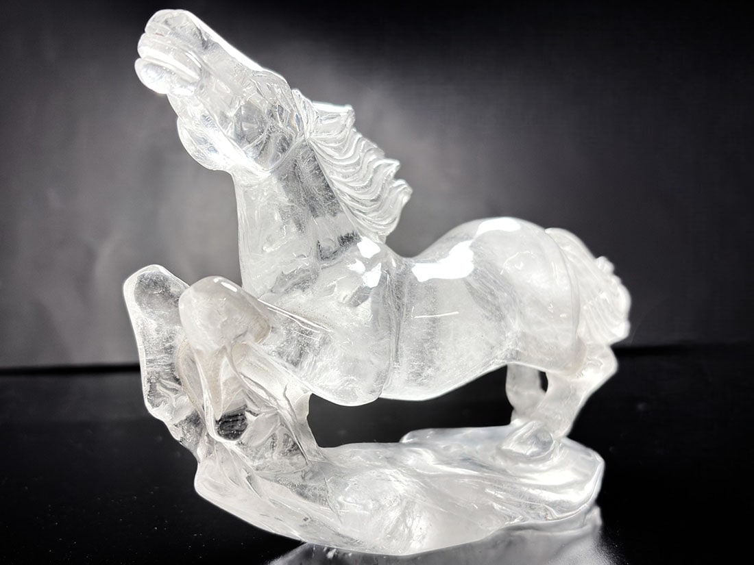 【2026年干支】馬彫刻 水晶 (木製台座付き)