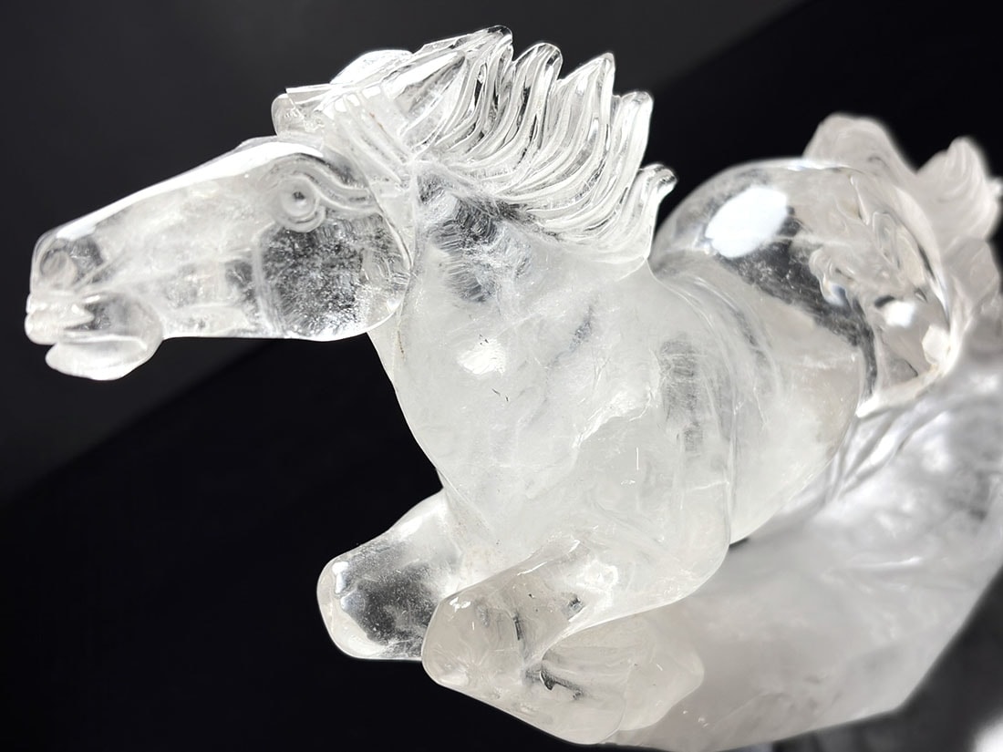 【2026年干支】馬彫刻 水晶 (木製台座付き)