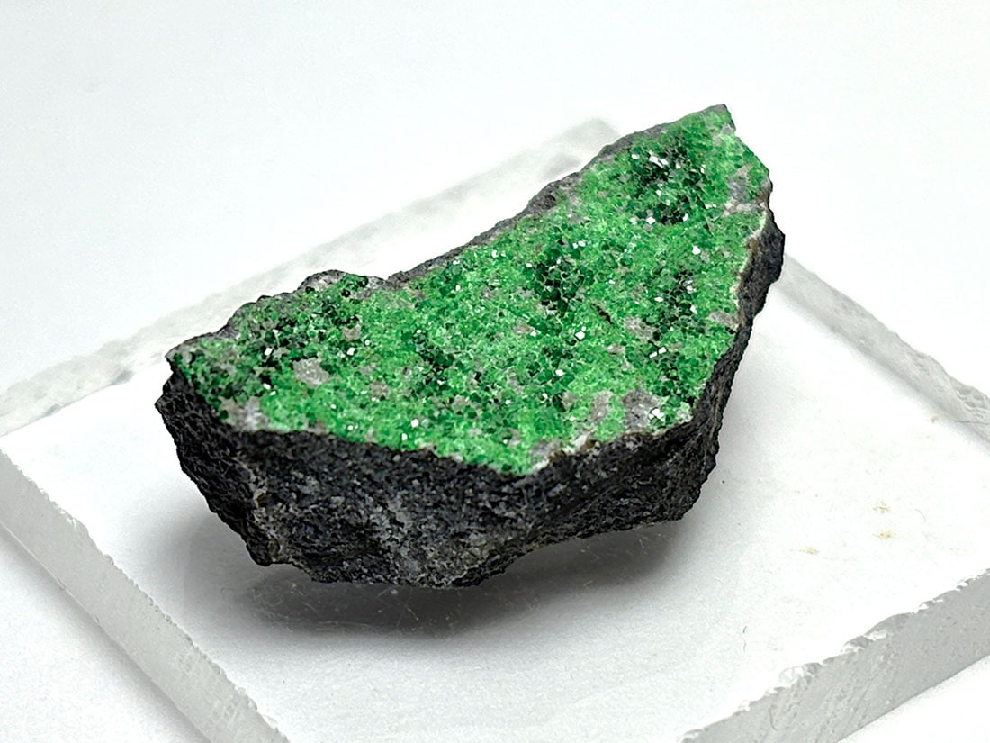 ロシア産 ウバロバイトガーネット  ( 灰クロム柘榴石 )/ Uvarovite Garnet