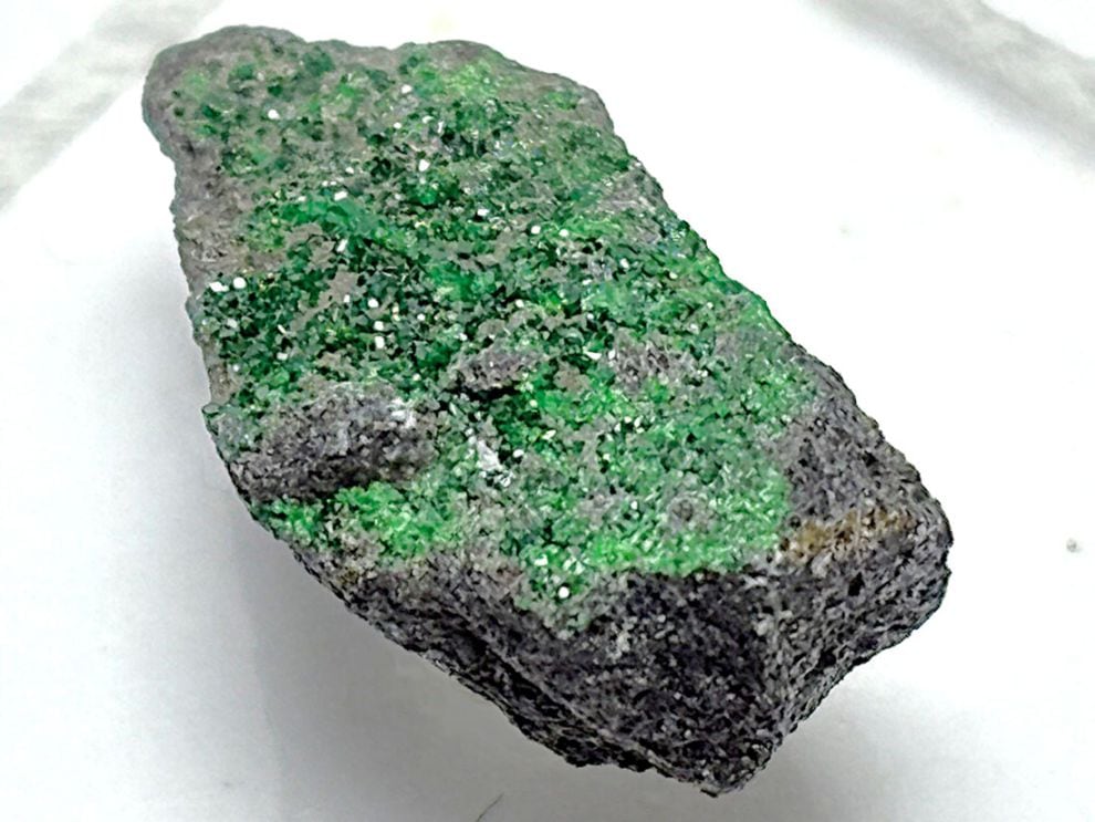 ロシア産 ウバロバイトガーネット  ( 灰クロム柘榴石 )/ Uvarovite Garnet