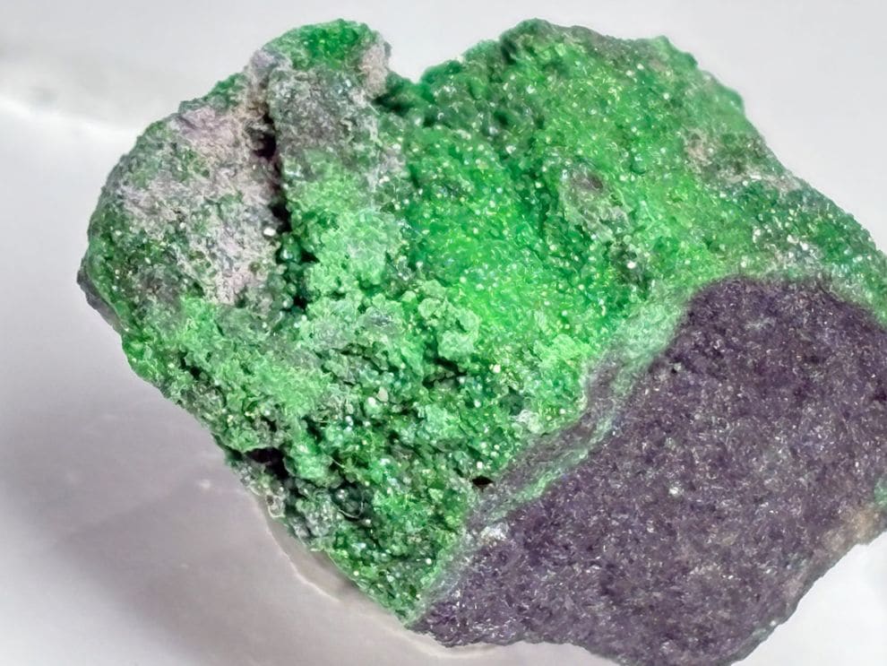 ロシア産 ウバロバイトガーネット  ( 灰クロム柘榴石 )/ Uvarovite Garnet