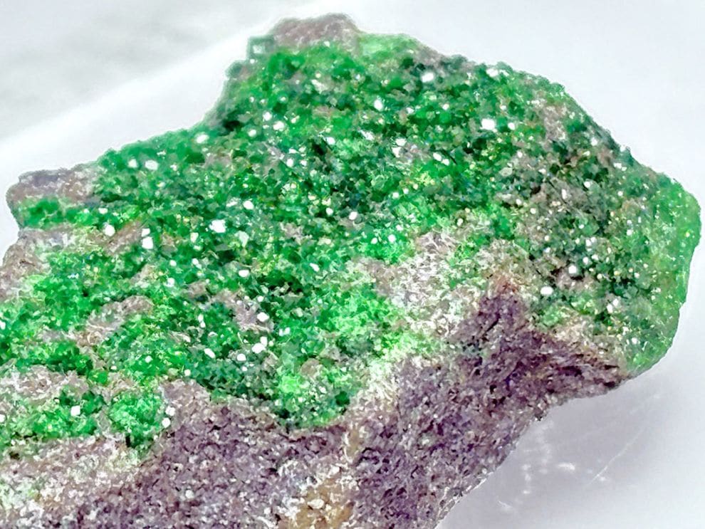 ロシア産 ウバロバイトガーネット  ( 灰クロム柘榴石 )/ Uvarovite Garnet