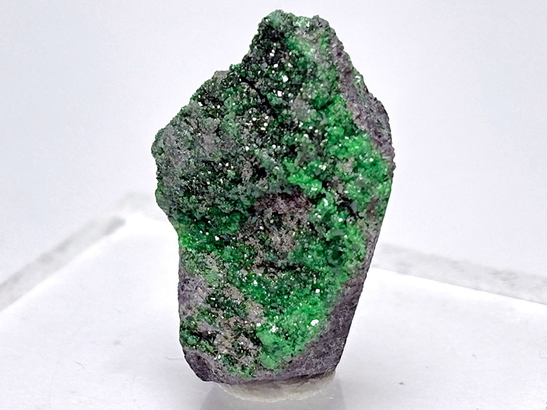 ロシア産 ウバロバイトガーネット  ( 灰クロム柘榴石 )/ Uvarovite Garnet