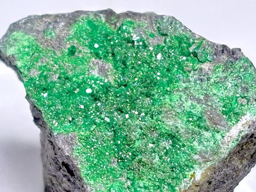 ロシア産 ウバロバイトガーネット  ( 灰クロム柘榴石 )/ Uvarovite Garnet