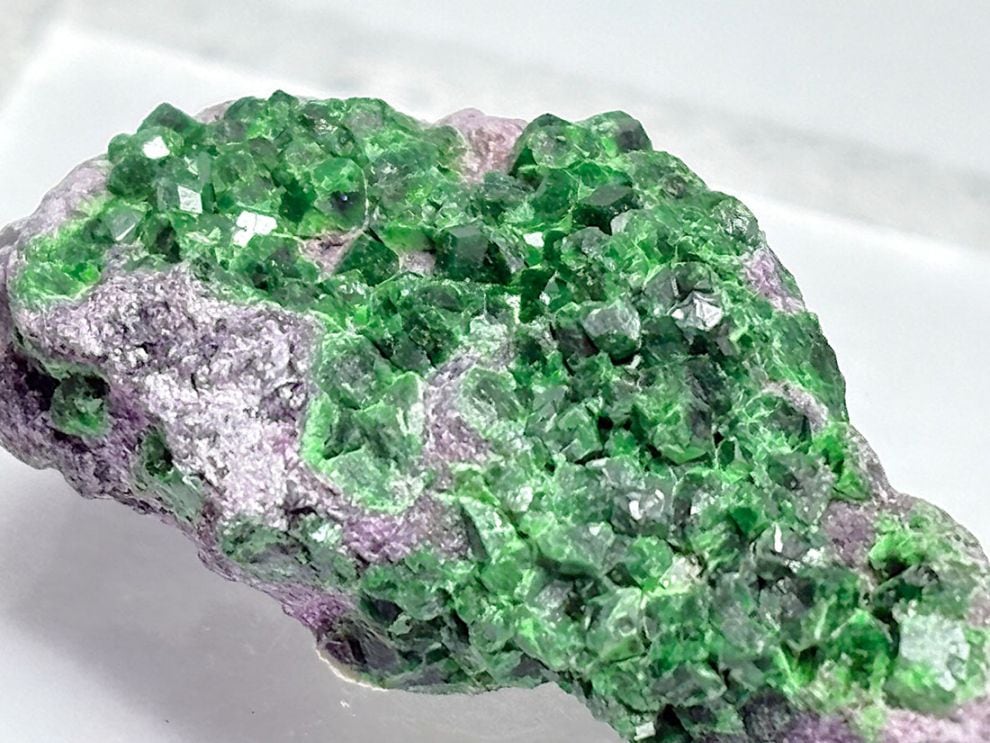 ロシア産 ウバロバイトガーネット  ( 灰クロム柘榴石 )/ Uvarovite Garnet