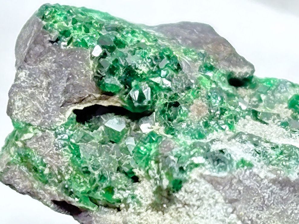 ロシア産 ウバロバイトガーネット  ( 灰クロム柘榴石 )/ Uvarovite Garnet