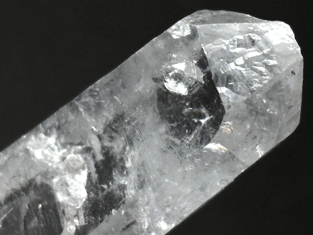 マダガスカル産 水晶 ポイント (貫入水晶) / Crystal Quartz