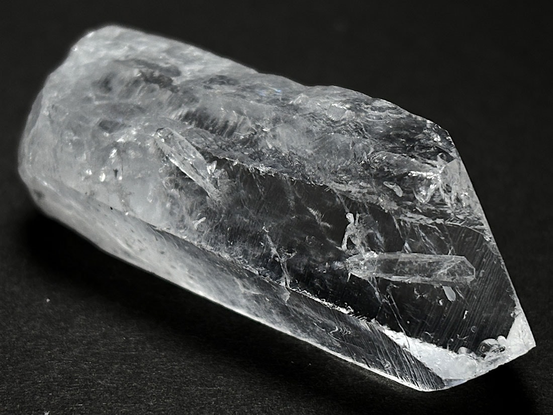 マダガスカル産 水晶 ポイント (貫入水晶) / Crystal Quartz