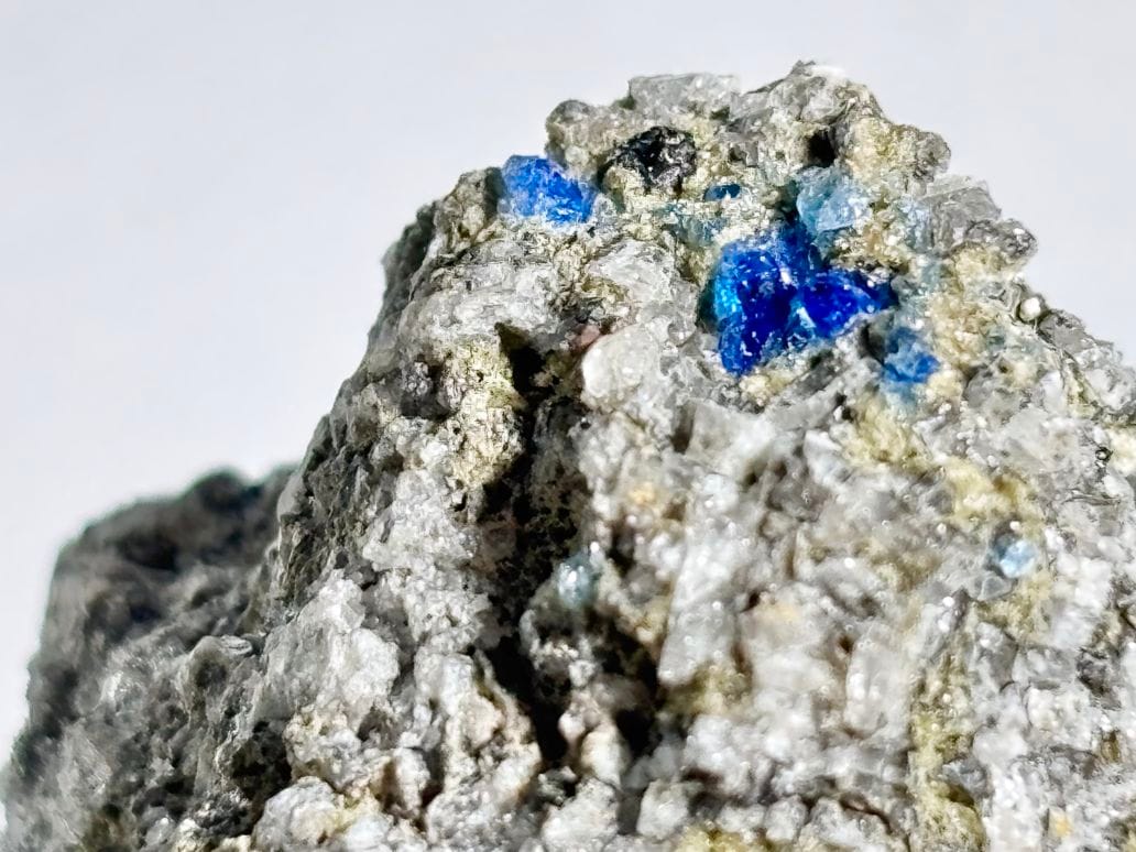 (蛍光) ドイツ産 アウイン ( 藍方石 ) /Hauyne