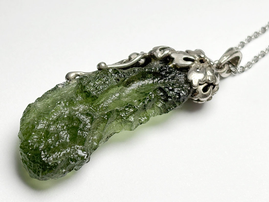 【チェコ産】モルダバイト原石(ペンダントトップ) チェコ産 モルダバイト ペンダントトップ / Moldavite