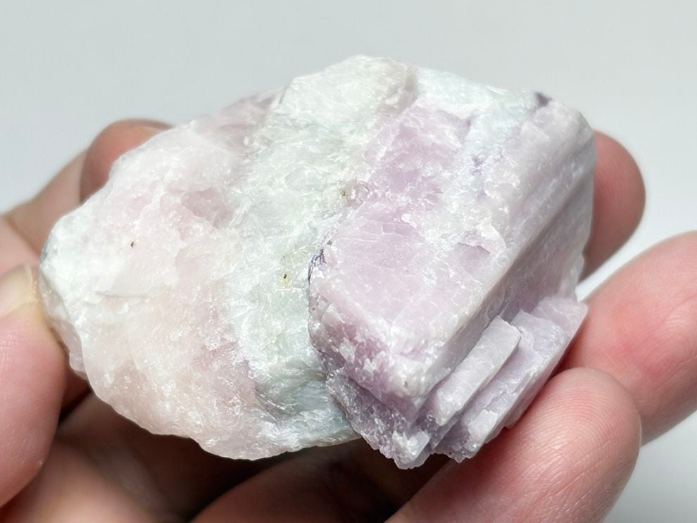 ナイジェリア産 モルガナイト with クンツァイト / Morganite (緑柱石)