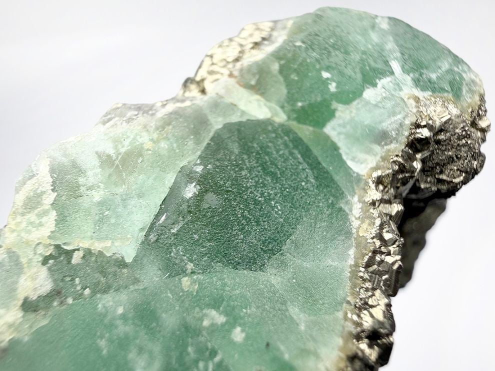 湖南省産フローライト with パイライト & マーカサイト