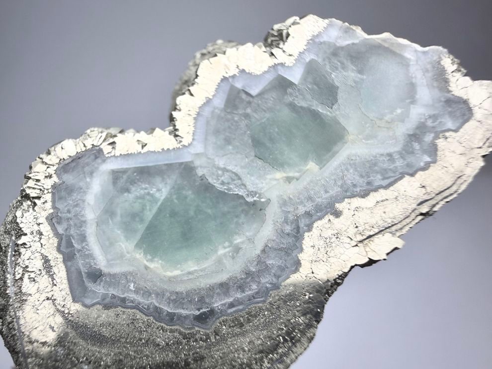 湖南省産フローライト with パイライト & マーカサイト