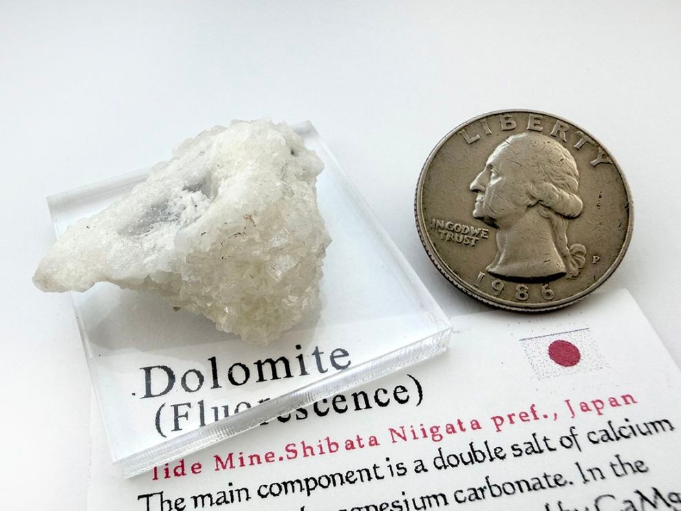 (蛍光) 飯豊鉱山産 ドロマイト  ( 苦灰石 )/ Dolomite