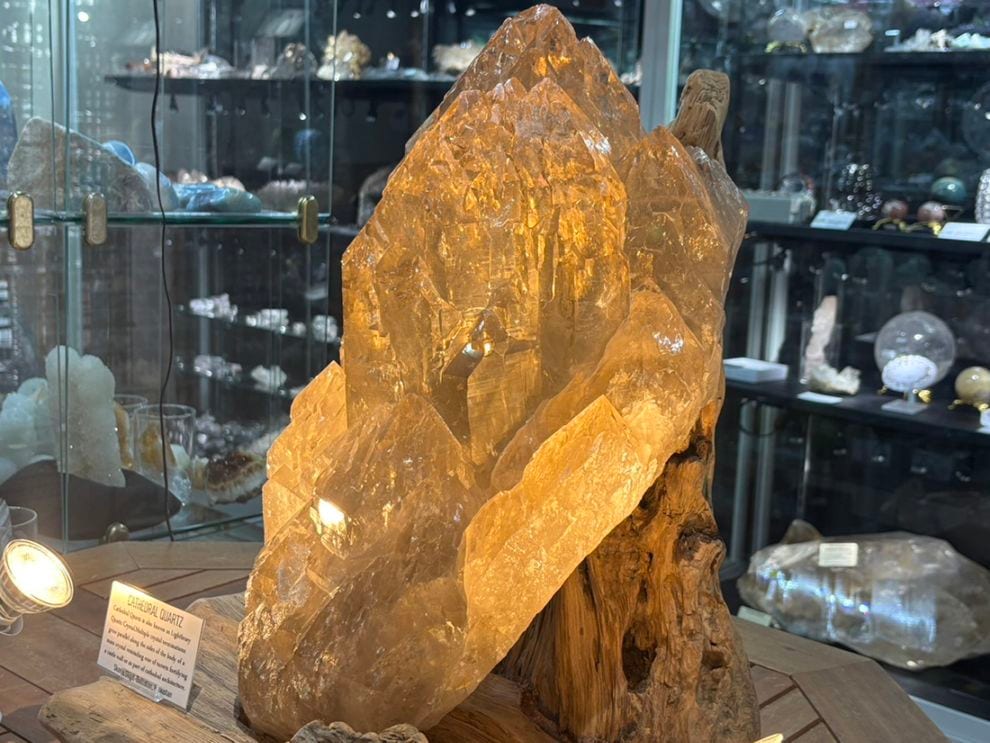パキスタン産 大聖堂水晶 (屋久杉台座付き) / Cathedral Quartz