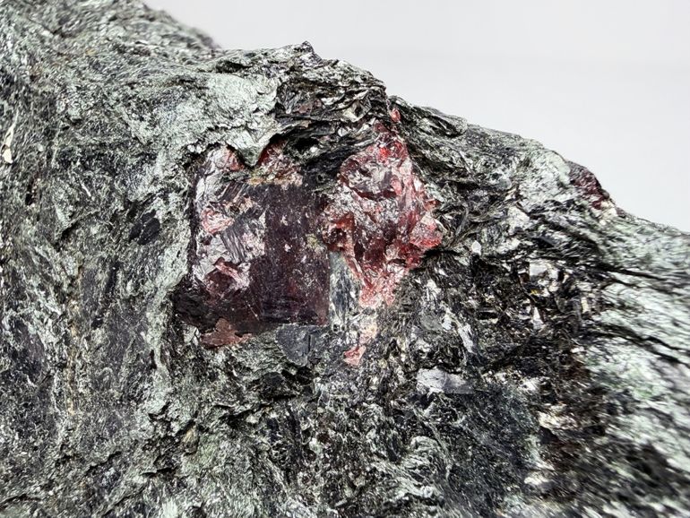 ブラジル産 ガーネット in フックサイト / Garnet in Fuchsite