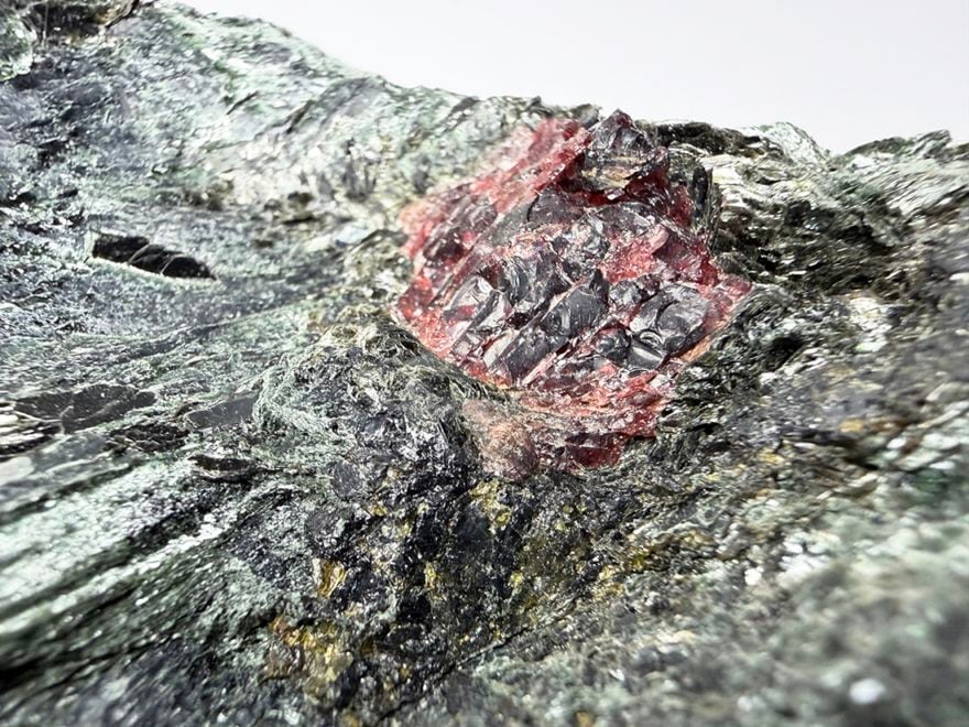 ブラジル産 ガーネット in フックサイト / Garnet in Fuchsite