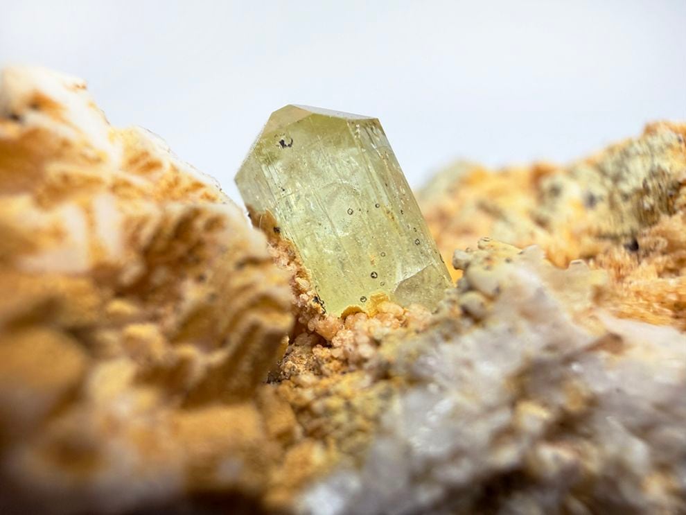 モロッコ産 イエロー アパタイト 母岩付き / Yellow Apatite