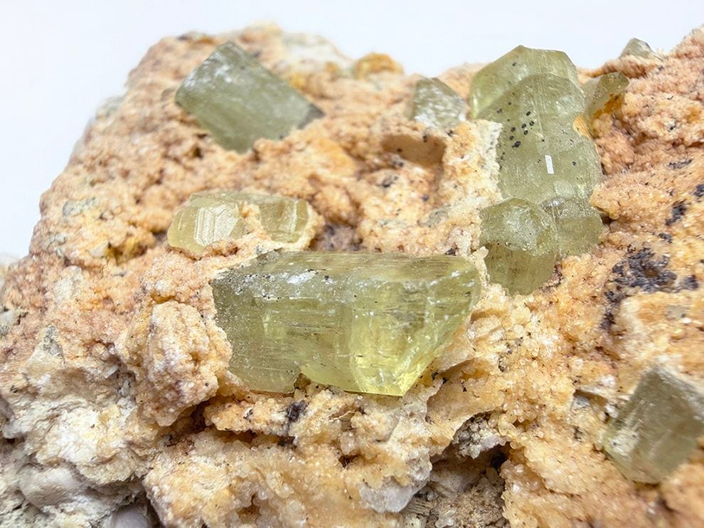 モロッコ産 イエロー アパタイト 母岩付き / Yellow Apatite
